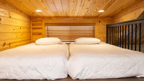 Oak Trail Cabin — image 2 of 9