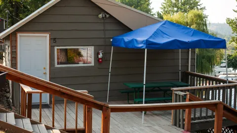 South Cabin 5- 2 Bed, 1 Futon, 1 Bath — image 1 of 8