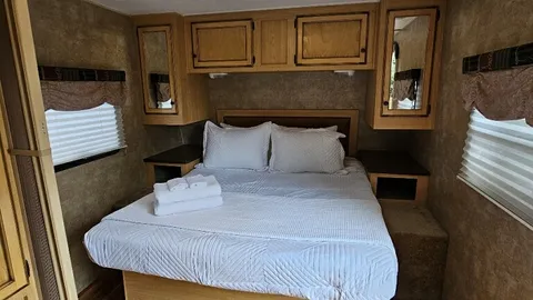 Deluxe RV Sleeps 5 — image 6 of 6