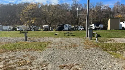 Lakeview Back-In Full Hook-up RV Site 20/30/50 Amp — image 2 of 4
