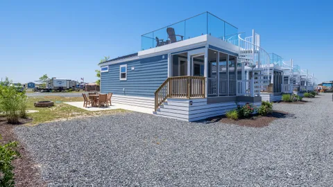 Deluxe Rooftop Cottage — image 16 of 16
