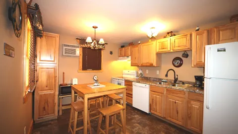 Eagles Nest Cabin — image 2 of 14