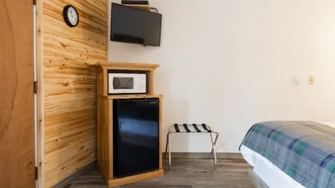 One Queen, Two Full Motel Room — image 4 of 4