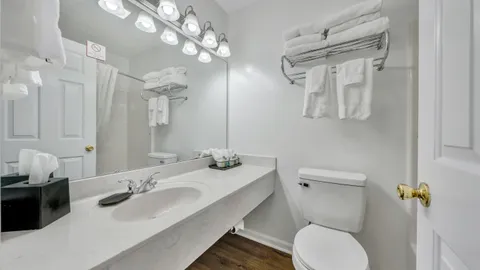 King w/Kitchenette — image 2 of 5