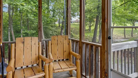 Cindy Bear Deluxe Cabin — image 12 of 12