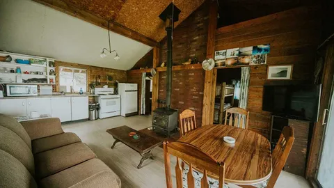 Cabin #6 - Premium Hideaway 2 Bedroom Cabin w/ 2 Double, 1 Single, and 1 Bunk — image 18 of 18