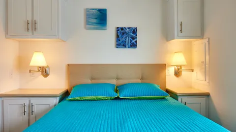 Coveside Waterfront Deluxe Cottage — image 2 of 6