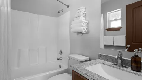 Park Hotel - Standard 2 Bedroom W/Bunk (Sleeps 6) — image 2 of 4