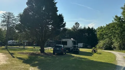 30/50 Full Hookup RV — image 2 of 3