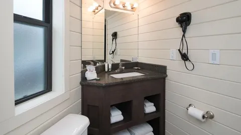 1B Deluxe Cabin — image 2 of 24