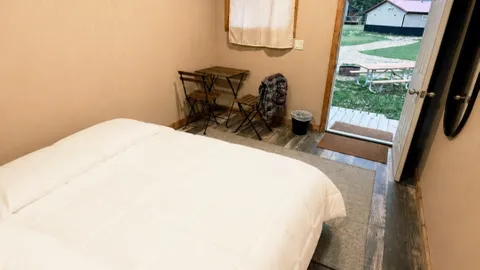 Queen Cabin — image 2 of 2