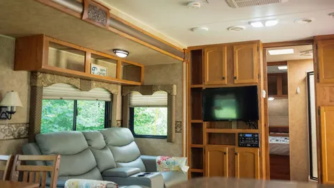 Rolling Retreat Premium RV Rental — image 6 of 6