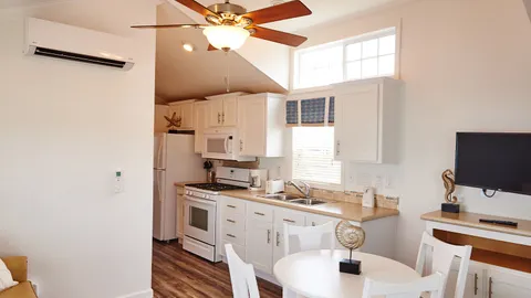 Coveside Waterfront Deluxe Cottage — image 6 of 6