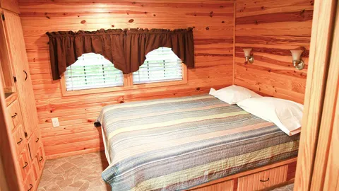 Stewart's Creek Cabin — image 2 of 9