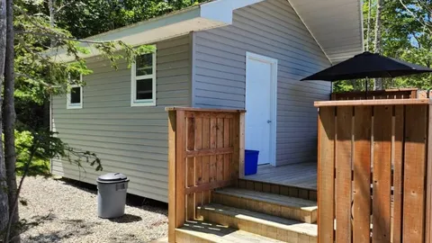 10. Deluxe cabin - Double/Bunk/Patio - Sleeps 3 — image 7 of 7