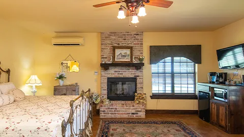 Cozy Cottage — image 2 of 7