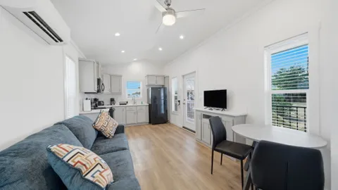 1 Bedroom Deluxe Park Model Lakefront — image 5 of 5