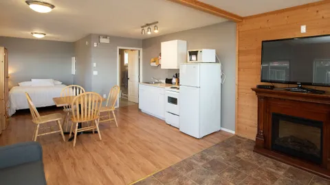 Oceanfront Studio Cottage — image 8 of 8