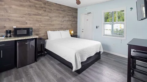 Motel 1 Queen Bed — image 4 of 4