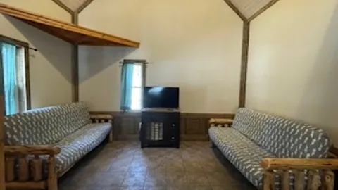 Bear Den Cabin — image 2 of 7