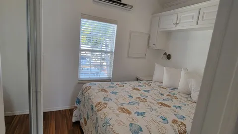 Keys Cottage with Sleeping Loft Sleeps 7 — image 2 of 5