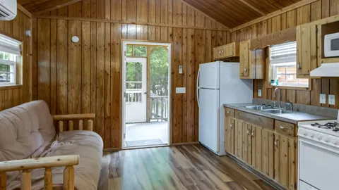Yogi Bear Small Family Lodge — image 10 of 10