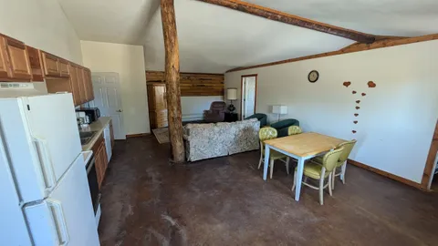 Lodge — image 2 of 7