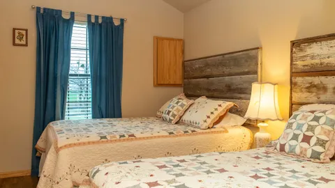 Deluxe Trailblazer Cabin — image 2 of 8