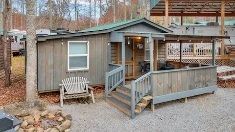One Bedroom Cabin — image 2 of 11