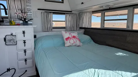 Medium Camper - Flo — image 2 of 8