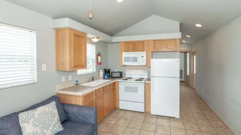 Club Castaways One Bedroom Premium Cottage — image 8 of 8
