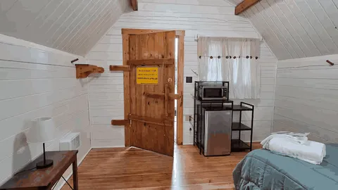 Deluxe Mini Suite Cabin — image 2 of 4
