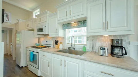 Carolina Cottage 1 Bedroom w/ Rooftop Terrace — image 2 of 12