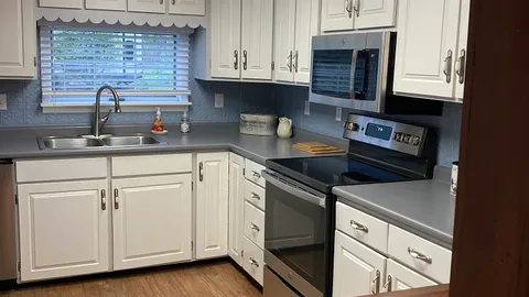 Farmhouse Cottage — image 2 of 9