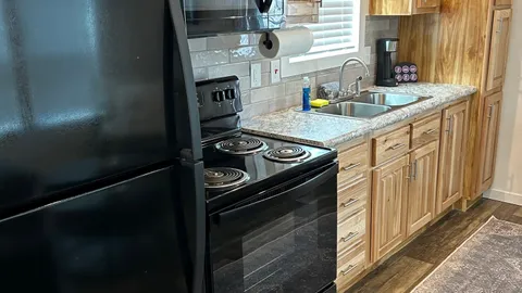 Cabin — image 2 of 7