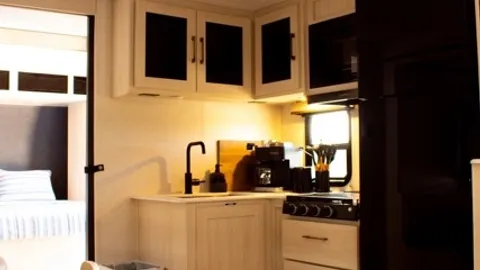 35' Surveyor - Sleeps 8-10 — image 7 of 7
