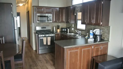 Luxury Lakefront Cottage 3 Bedroom — image 2 of 8