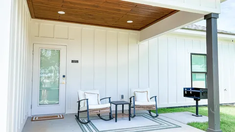 Beach Cottage - 2 BDRM — image 2 of 10