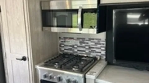 Luxury Destination Trailer — image 2 of 13