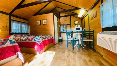 Cabin 04 — image 2 of 4