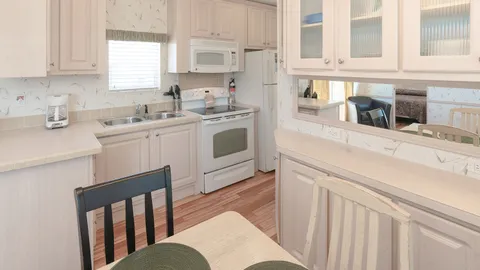 Silver 2 Bedroom Rental — image 2 of 8