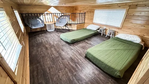 Deluxe Cabins — image 7 of 7