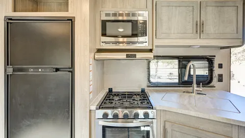 Luxury RV Sleeps 6 — image 2 of 7