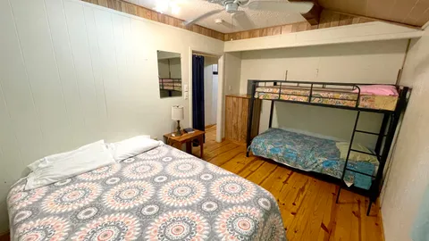 Cabin 10 — image 2 of 7