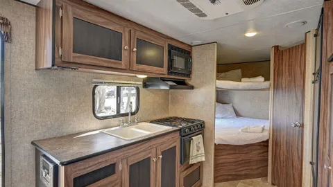 Deluxe RV Sleeps 4 — image 7 of 7
