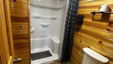 POOLSIDE CABIN — image 7 of 7
