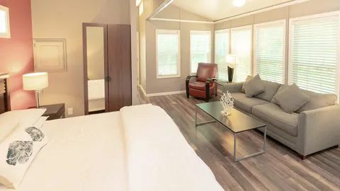 Cottage 1 Bedroom King — image 7 of 7