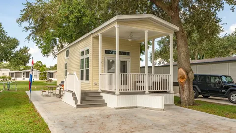 Platinum 1 Bedroom Cottage w/ Loft — image 1 of 8