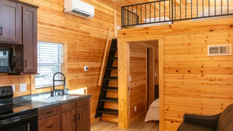 Willow Cabin — image 2 of 10