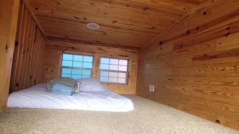 Creekside Cottage- sleeps 6 — image 12 of 12